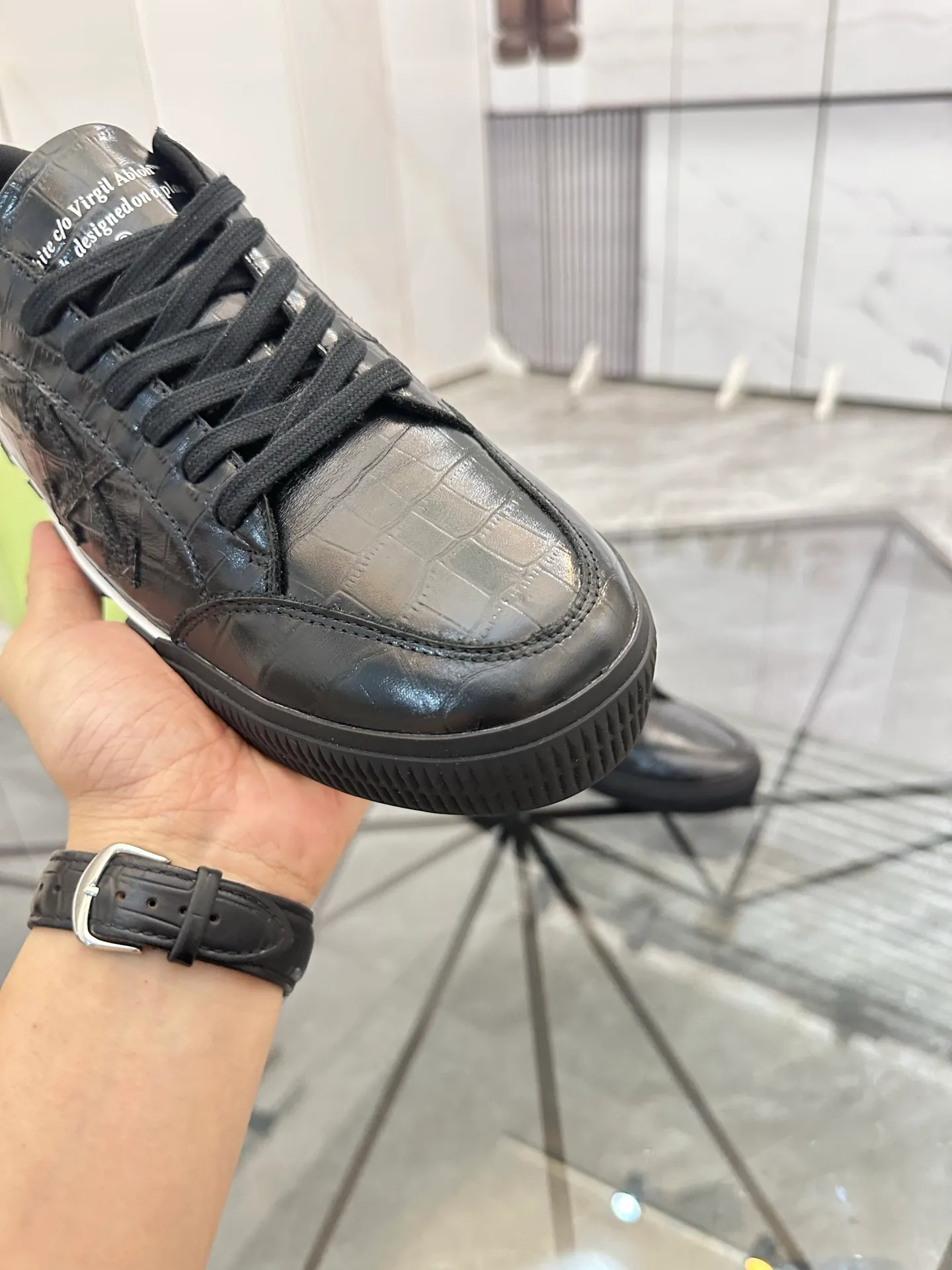 Selling men's shoes 💰: 💰P440¥ Product trademark: OFF WHITE *"OFF WHITE*" low-top casual shoes Regular size: 35-45 (can be customized to 46) Couple style Product material: imported cowhide upper, breathable lining, original outsole. No.: H203